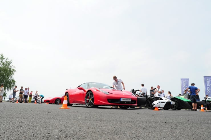 Widok na Ferrari podczas eventu motoryzacyjnego
