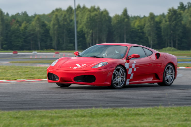 Czerwone Ferrari na terenie toru wyścigowego