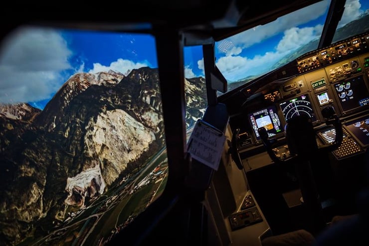 Widok na góry podczas lotu w symulatorze