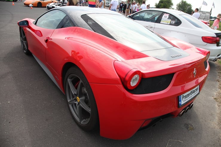 Ferrari na torze, podczas eventu motoryzacyjnego