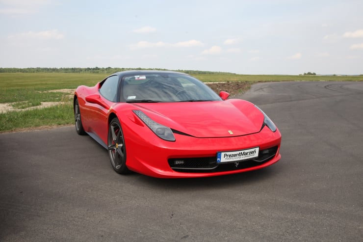 Zaparkowane Ferrari z rejestracją z logo prezent marzeń