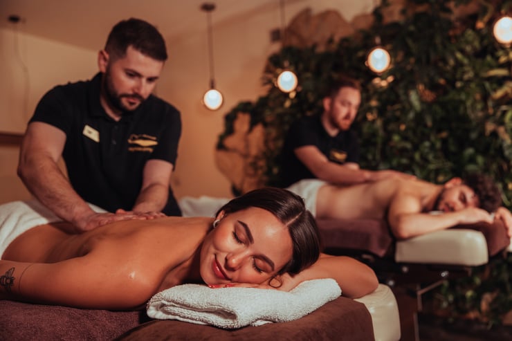 masażyści wykonujący masaż