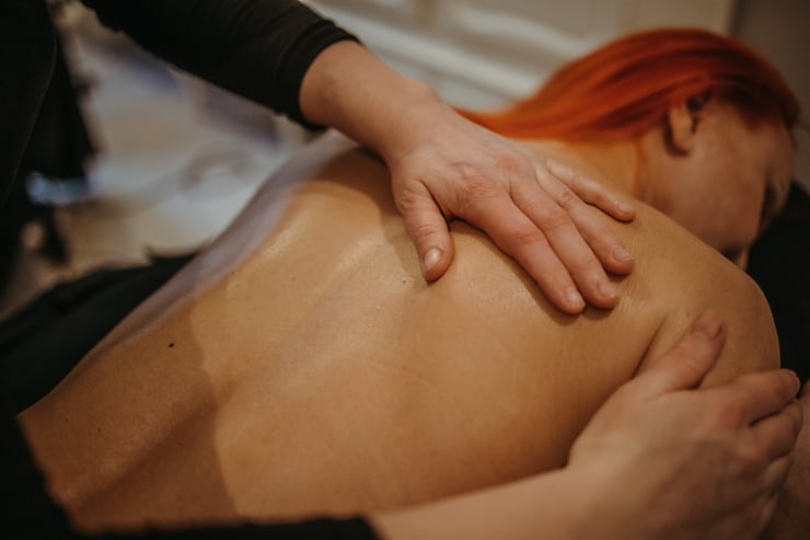 kobieta podczas masażu braków