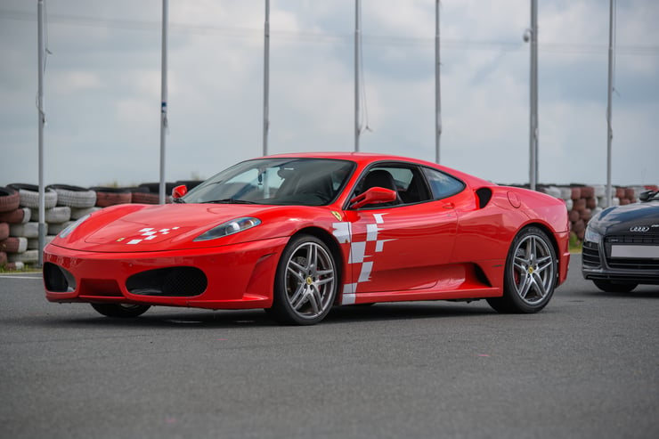 Czerwoni Ferrari na terenie toru wyścigowego