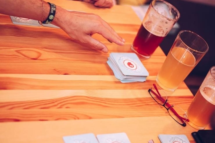 Piwo i karty na stole