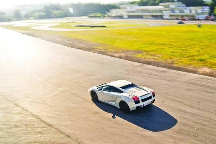 Lamborghini Gallardo jedzie po torze wyścigowym
