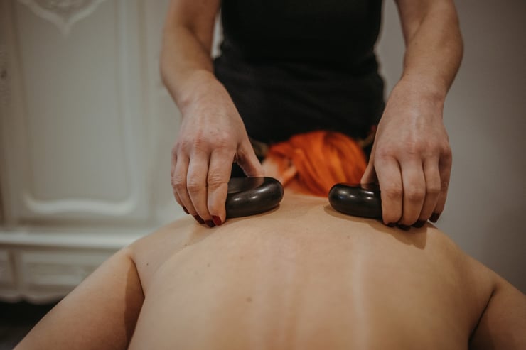 Zrelaksowana kobieta podczas masażu