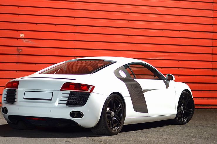 Białe Audi R8 V8