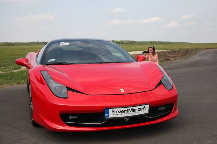 Kobieta fotografująca stojące Ferrari