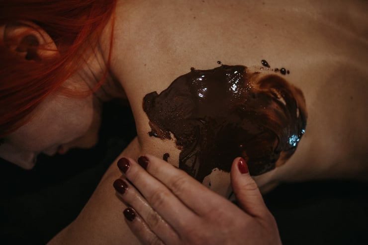 masaż pleców płynną czekoladą