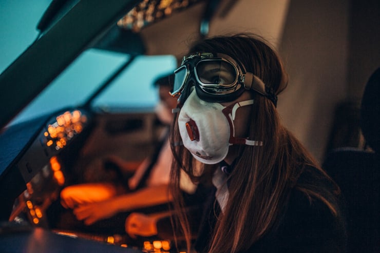 kobieta pilot w masce i goglach