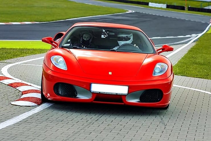 sportowe Ferrari podczas jazdy na torze