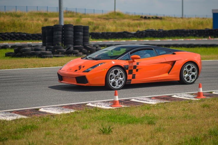 Pomarańczowe Lamborghini