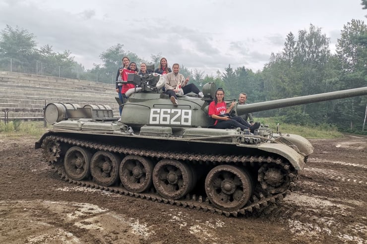 Znajomi na pancerzu czołgu T-55