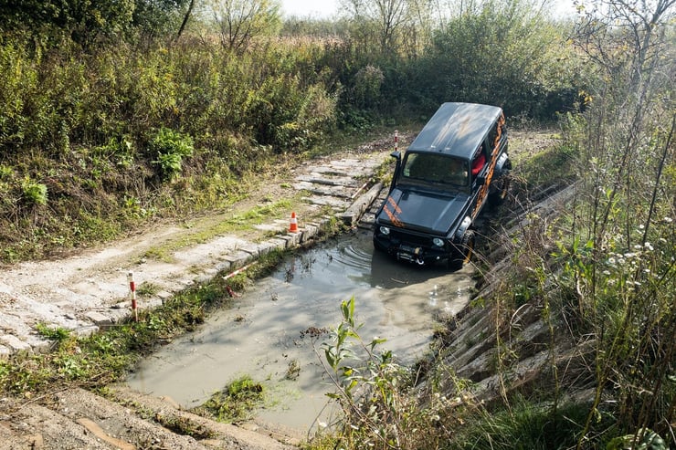 jazda off road po wodnistym terenie