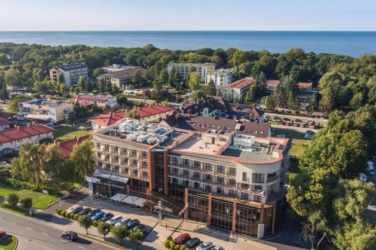 Widok hotelu z lotu ptaka.