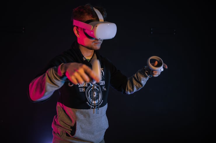 mężczyzna korzystający z okularów VR