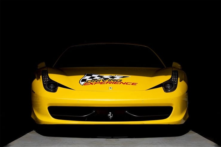 żółte ferrari 458 italia