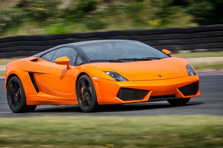 Sportowe Lamborghini podczas jazdy na torze