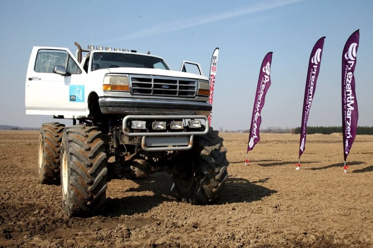 Monster Truck z uchylonymi drzwiami