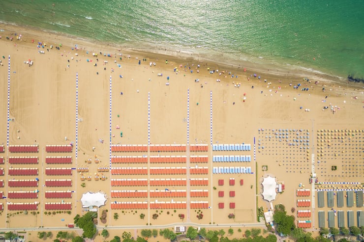 widok na plażę widzianą z góry