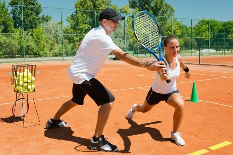 młoda kobieta na treningu tenisa z instruktorem