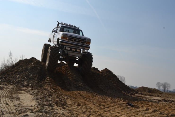 Monster Truck podczas pokonywania przeszkód na torze