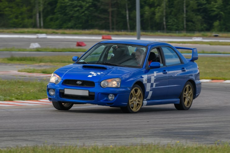 subaru impreza podczas eventu na torze