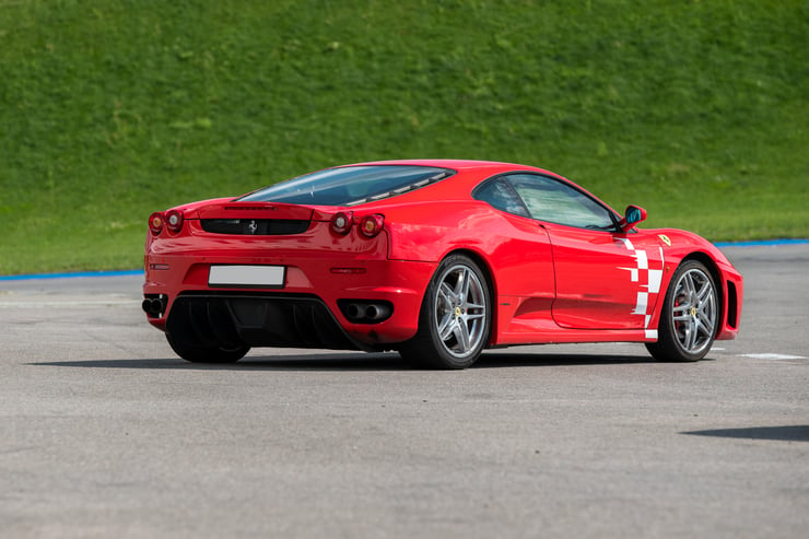 Czerwone Ferrari F430 tyłem