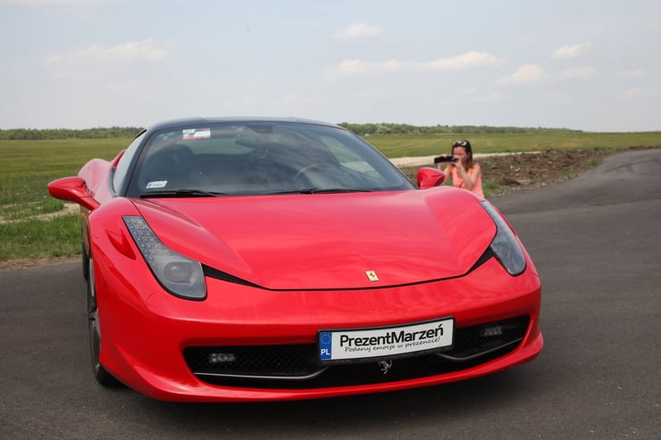 Ferrari na terenie toru wyścigowego