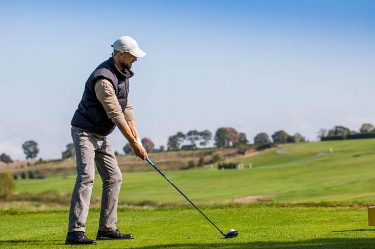 golfista przymierzający się do uderzenia piłeczki