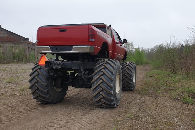 monster truck tyłem