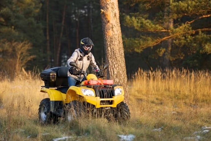 mężczyzna jadący na quadzie