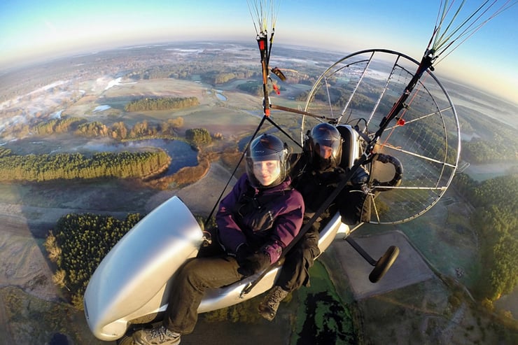 Lot z pilotem, widok na rzeki oraz pola