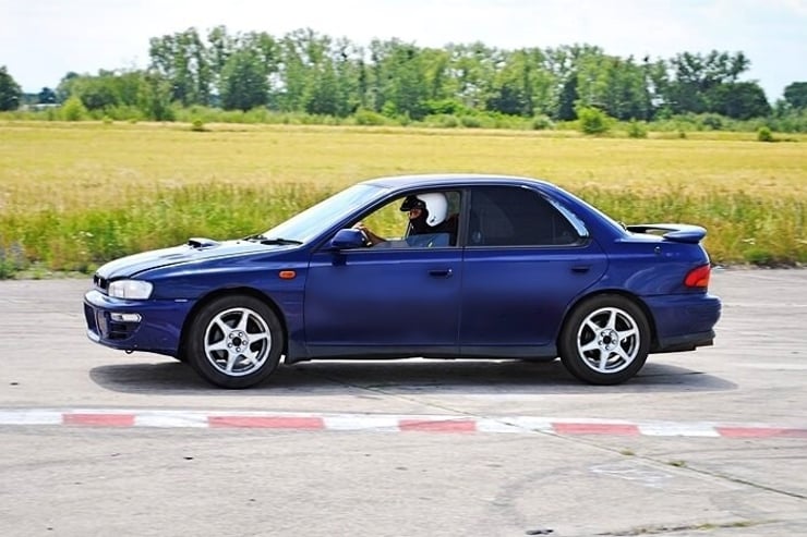 niebieskie subaru impreza sti widok bokiem