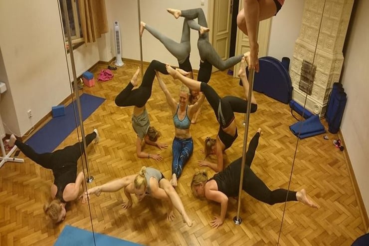 ćwiczenia rozciągające w pole dance