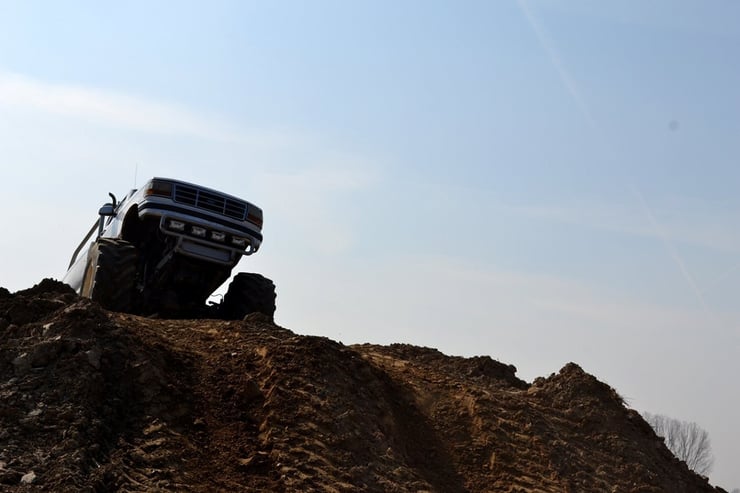 Monster Truck w terenie, ujęcie z boku