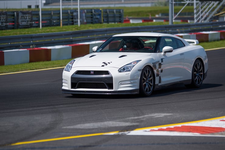 Nissan GT-R wchodzi w zakręt