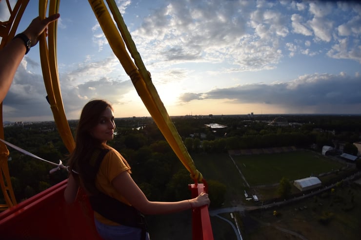 kobieta przed skokiem na bungee