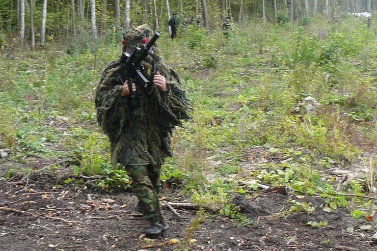 Osoba w kamuflażu