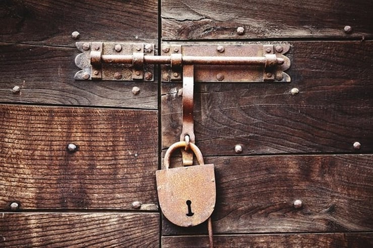 zamknięta skrzynia na kłódkę