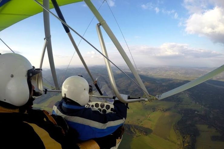 Pilot oraz pasażer podczas lotu motolotnią