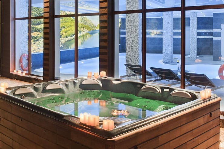 duże jacuzzi w strefie wellness