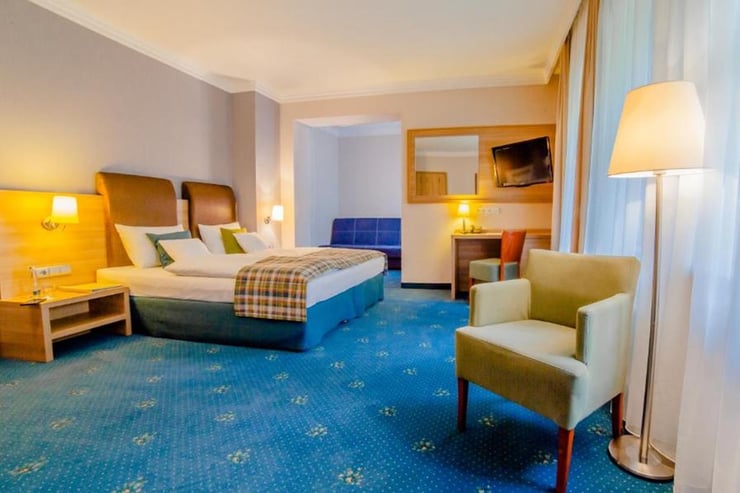 Duży pokój hotelowy.