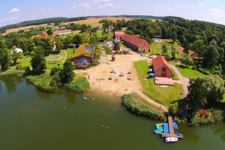 widok na teren ośrodka wypoczynkowego nad jeziorem
