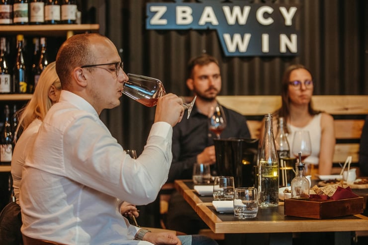 mężczyzna degustuje wino