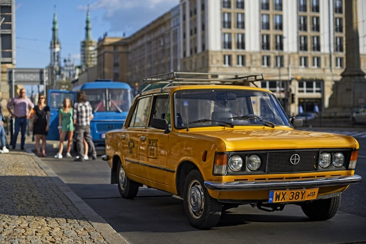 Żółty fiat 125p