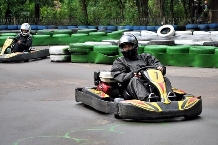 troje przyjaciół ściga się na gokartach