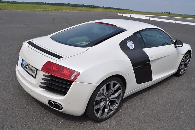 Ujęcie od tyłu na prawy profil Audi R8