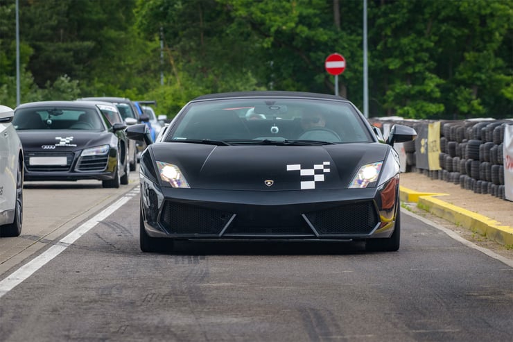 Czarne Lamborghini połyskujące w blasku słońca